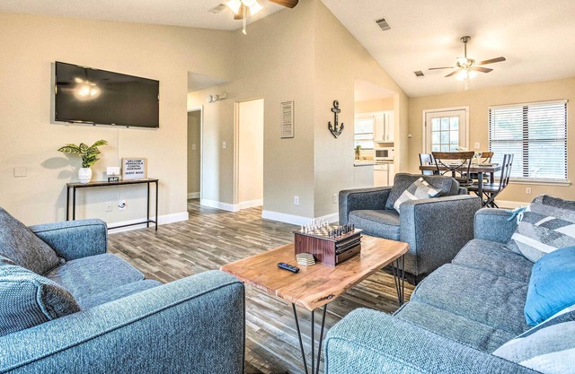 Coastal Family Home, 16 Mi to Pensacola Beach!