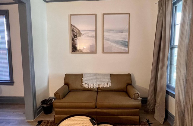 Coastal Farmhouse 2 bedroom walk to the falls