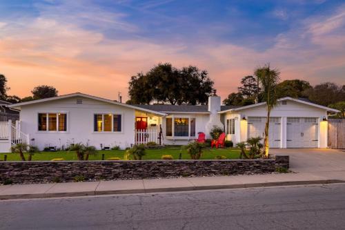 Coastal Gem Near Pismo Beach w Hot Tub Firepit Outdoor Dining Newport Oasis by AvantStay