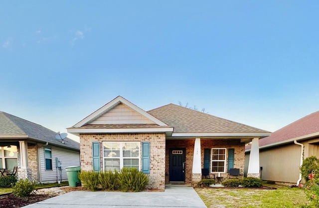 Coastal Getaway near Pensacola beach, Downtown & NAS + walk to bayou & marinas