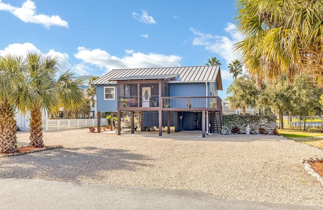 Coastal Getaway on canal-steps to the beach