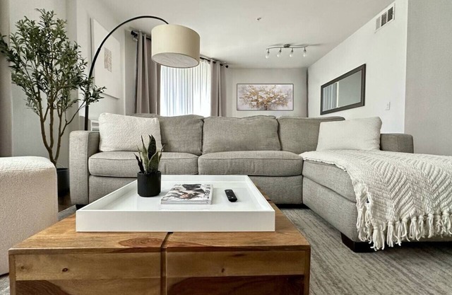 Coastal Getaway Near Venice, FREE Parking