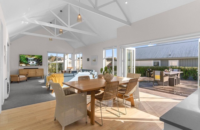 Coastal Golf Getaway - Modern, sunny holiday home with great indoor and outdoor entertaining spaces in handy location