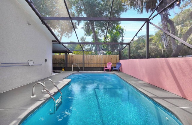 Coastal Heated Pool Home, 10 mins to the beach and downtown