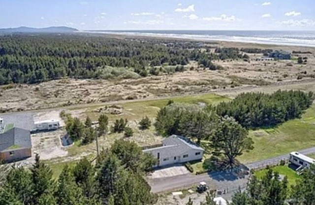 Coastal Home on Edge of Town with Fire-pit & Private Beach Path. Dog Friendly!