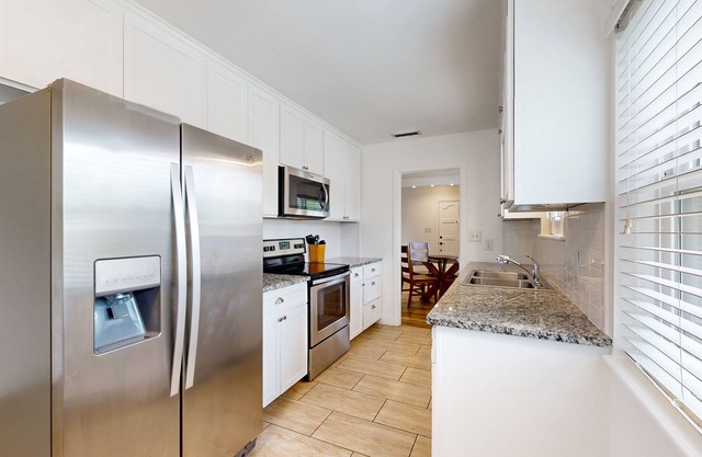 Coastal home w/private yard, patio, 2 blks to beach, W/D, AC, & WiFi