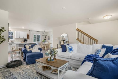 Coastal Living - Brand new home with Community Pool & Pet Friendly!