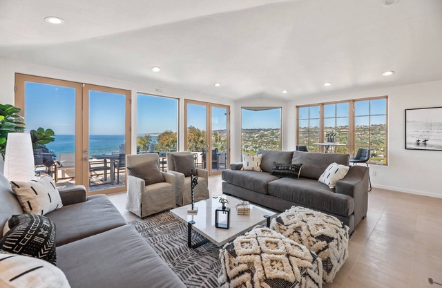 Coastal Lookout: 4BR Luxury Home w/ Beautiful Patio & Jet Tub in La Jolla