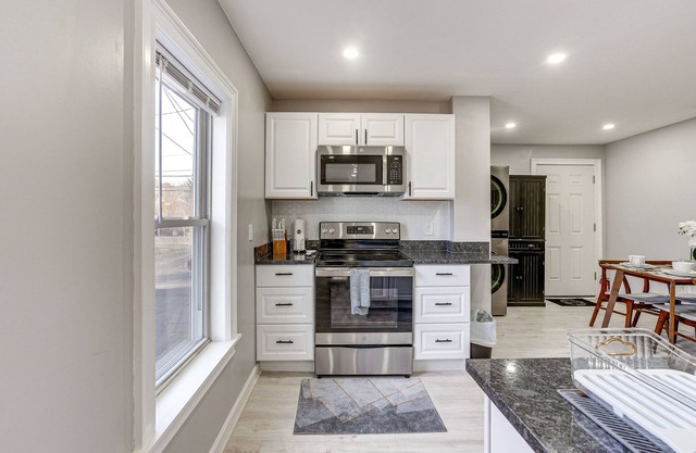 Coastal Lynn Escape w/Fireplace: 3 Mi to Beaches