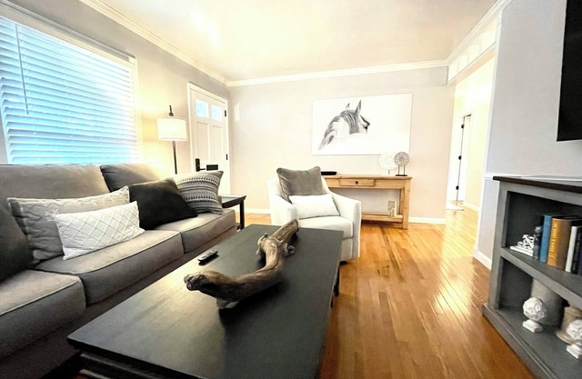 Coastal meets country in this 3-bedroom house Lexington with AC, WiFi