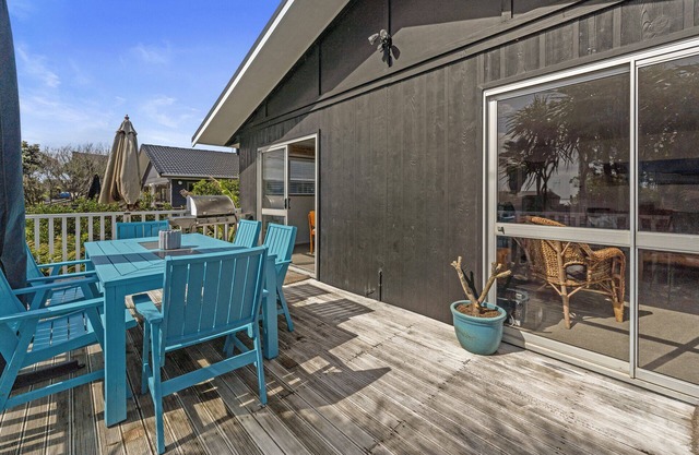 Coastal Oasis - Papamoa Beach Holiday Home