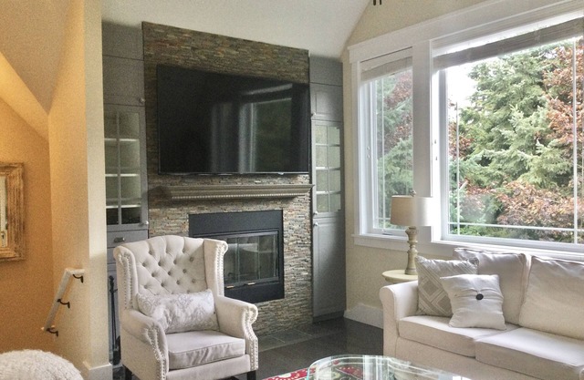 Coastal Retreat Across From Puget Sound Sleeps 2-4. High Speed Internet.