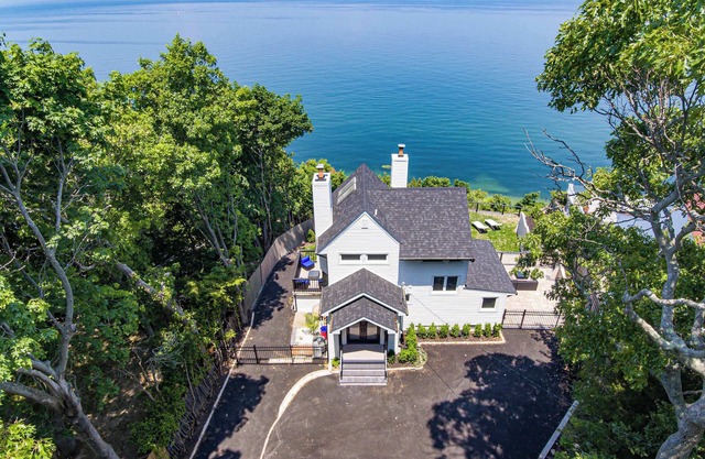 Coastal Retreat: Waterfront, Deck, Awesome Views