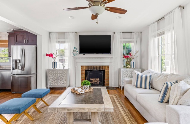 Coastal Retreat With Saltwater Heated Pool, 5 Min To Beach, Fire Pit, 4 BDRM