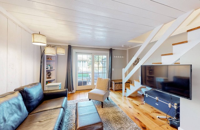 Coastal townhome with easy beach access, beach gear, balconies, grill, W/D, & AC