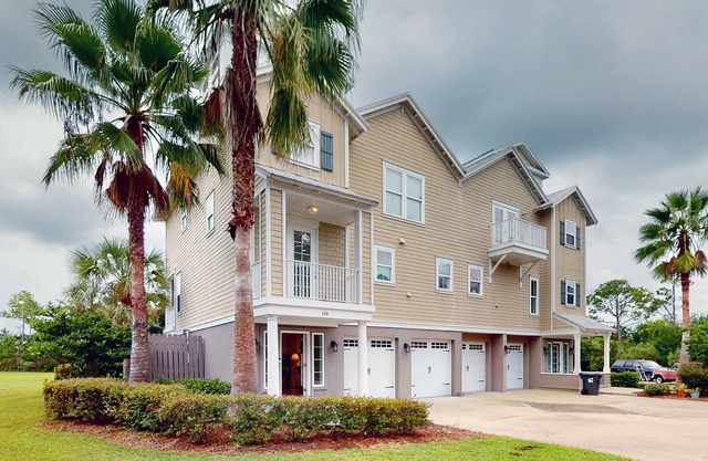 Coastal townhome with screened patio, grill, bikes, kayaks, & boat slip