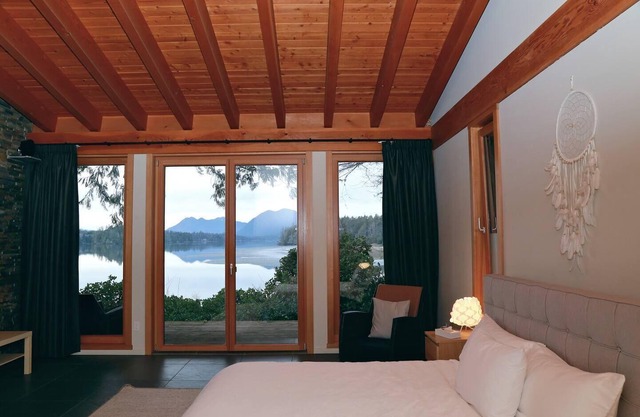 Waterfront I Tranquil| Hot Tub | Luxury I Sauna!
