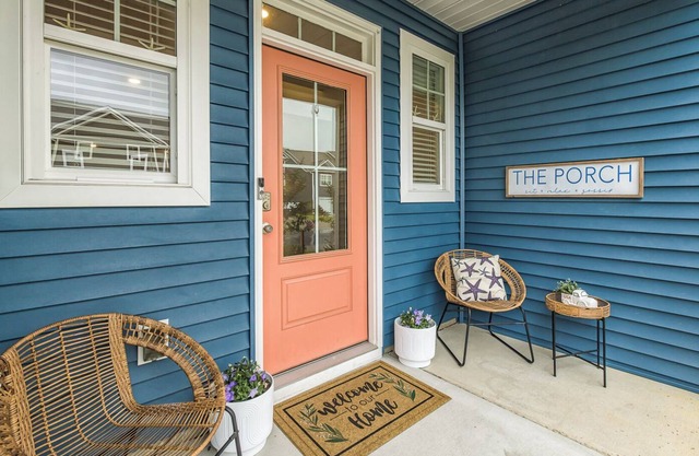 Coastal Wilmington Townhouse - 10 Minutes to the Beach, Downtown & Airport