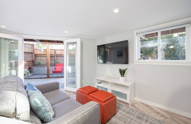 Coastal Zen Cottage - Walk To Beach!