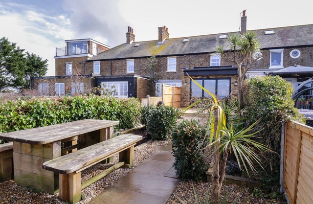 COASTGUARDS VIEW, pet friendly, with open fire in Swalecliffe