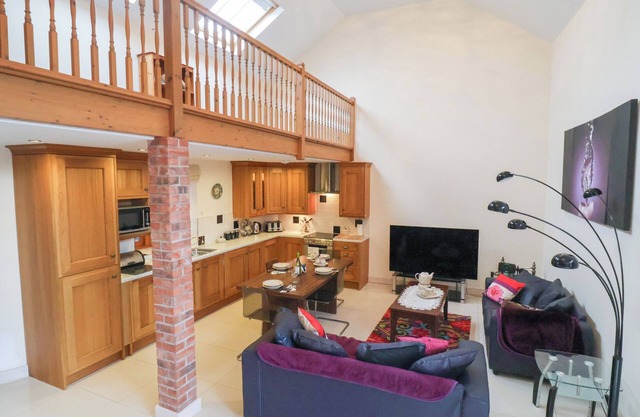 COB BARN, family friendly, character holiday cottage in Aylesbeare