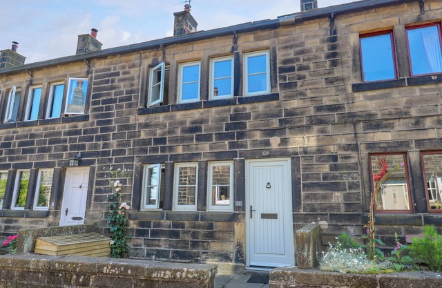 COBBLES COTTAGE, character holiday cottage in Heptonstall