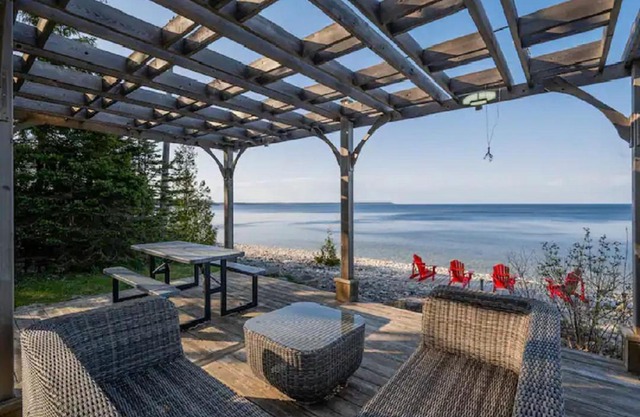 Cobblestone Waterfront cottage 4 Bedrooms, 2 Bathrooms, Sauna at Lion Head
