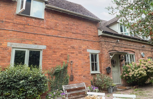 COBWEB COTTAGE, pet friendly, character holiday cottage in Ledbury