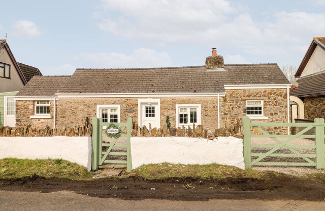 COBWEBS, pet friendly, character holiday cottage in Saundersfoot