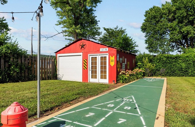 Coca Cola Cottage-Stay & Play Near Purina Farms w/private Pet Friendly back yard