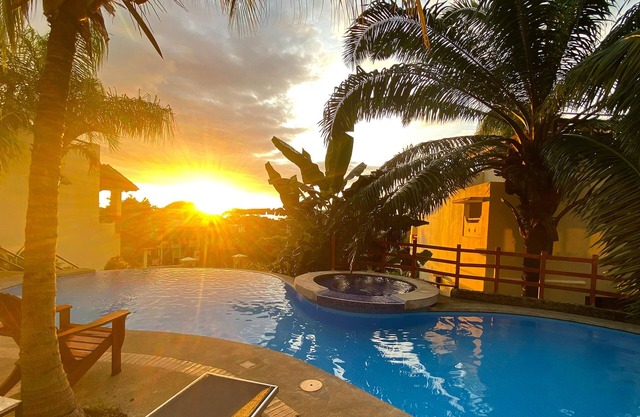 Tropisches Paradies mit majestätischen Pazifik-Sonnenuntergängen!