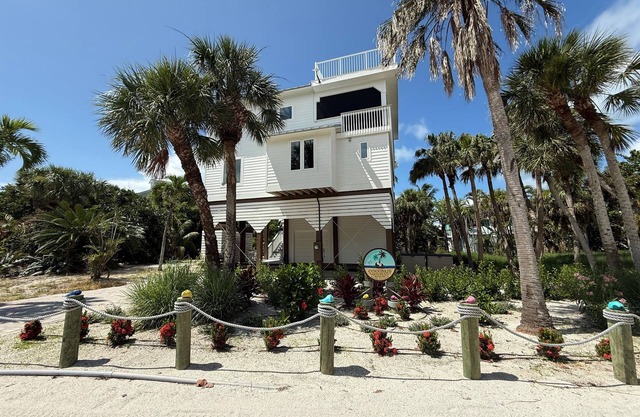 Coconut Castaway-Ocean Views, Golf Cart, Club Pool, Walk to Beach