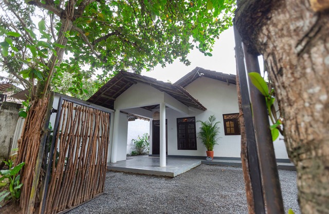 Coconut Cottage is a modern 2 bedroom villa, 150m away from Hiriketiya beach.