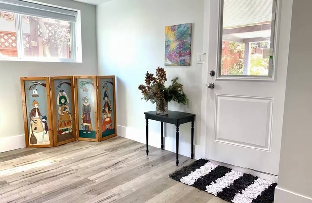 CocoTanArt B&B White Rock