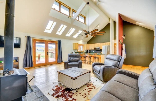 Cody retreat with a view and hot tub