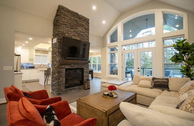 Coe Lake Haus - Newly-Built Luxury Cottage w/ Unlimited Wi-Fi, AC, & Watercraft