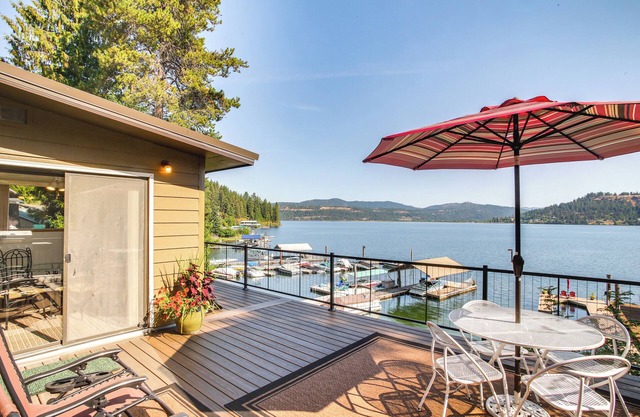 Coeur d'Alene, Idaho Lake House w/Beautiful Views!