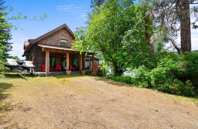 Coeur d'Alene Lake Cabin with Grass to the Water's Edge