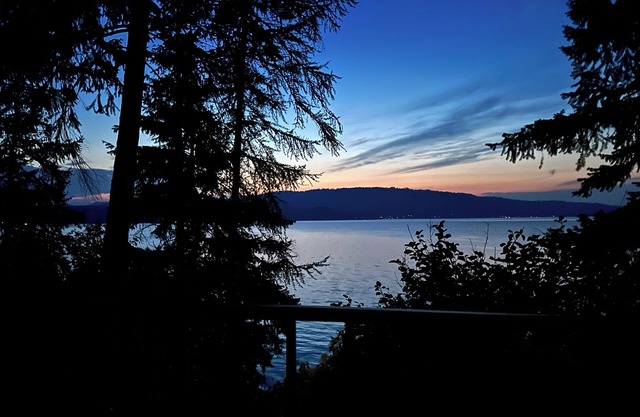 Coeur d'Alene Lake Escape -Stunning Views, Private Beach, and Cozy Retreat!