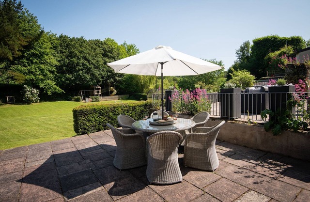 Colby Cottage - a cottage that sleeps 4 guests in 2 bedrooms