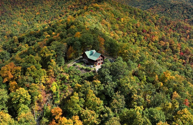 Luxury log cabin retreat with 360º views of the Smokies | Cold Mountain Lodge