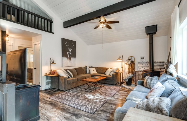 Cold Springs Escape: A/C, Hot Tub, Generator, WiFi