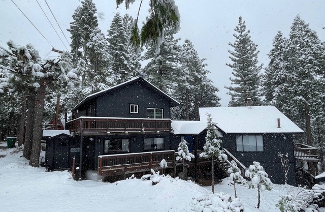 Charming 2 Kitchen Cabin with WiFi, in peaceful Cold Springs, Sleeps 16