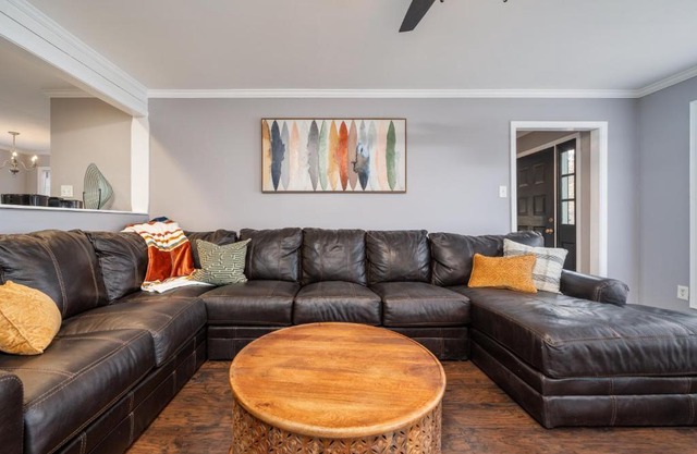 Colleens Corner Captivating 4bed 2.5 bath in Charming Neighborhood