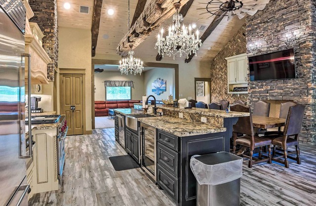 College Station Getaway w/ Pool Table + Bar!