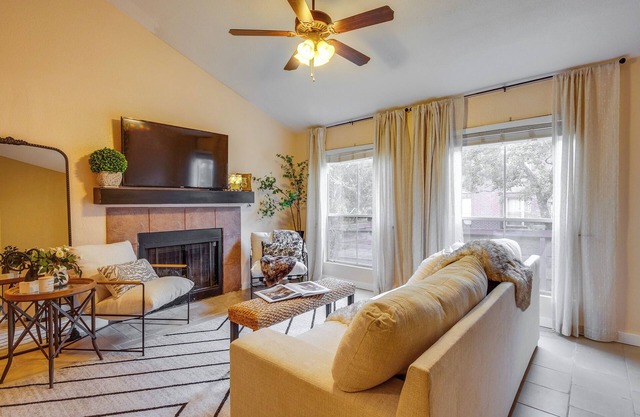 College Station Gem w/ Pool Access Near University