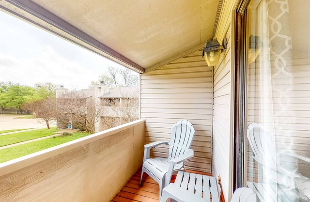 College Town Condo, Enclosed Patio, Shared Pool