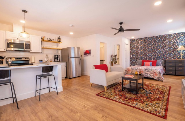 Collins Garden Studio Near Downtown - 4 miles