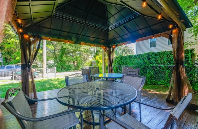 Comfy Colonial Beach House, 2 Blocks to Beach!
