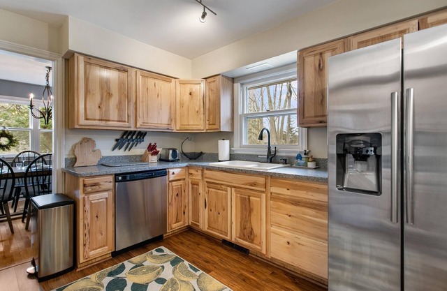 This house is a 5 bedroom(s), 2 bathrooms, located in Holland, MI.